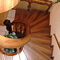egyedi bútor - diófa lépcső felülről