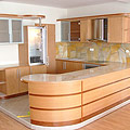 egyedi konyhabűtor bükkből, mahagóniból és aluminiumból