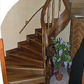 egyedi bútor - diófa lépcső elölről